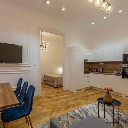 Glamorous Modern Apartment In The Hearth Of ブダペスト エクステリア 写真