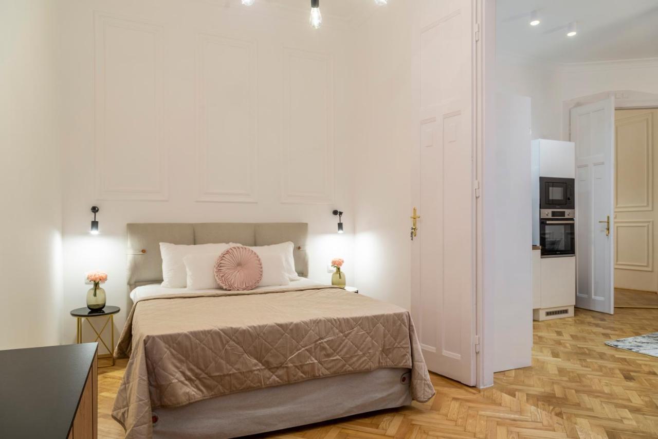 Glamorous Modern Apartment In The Hearth Of ブダペスト エクステリア 写真