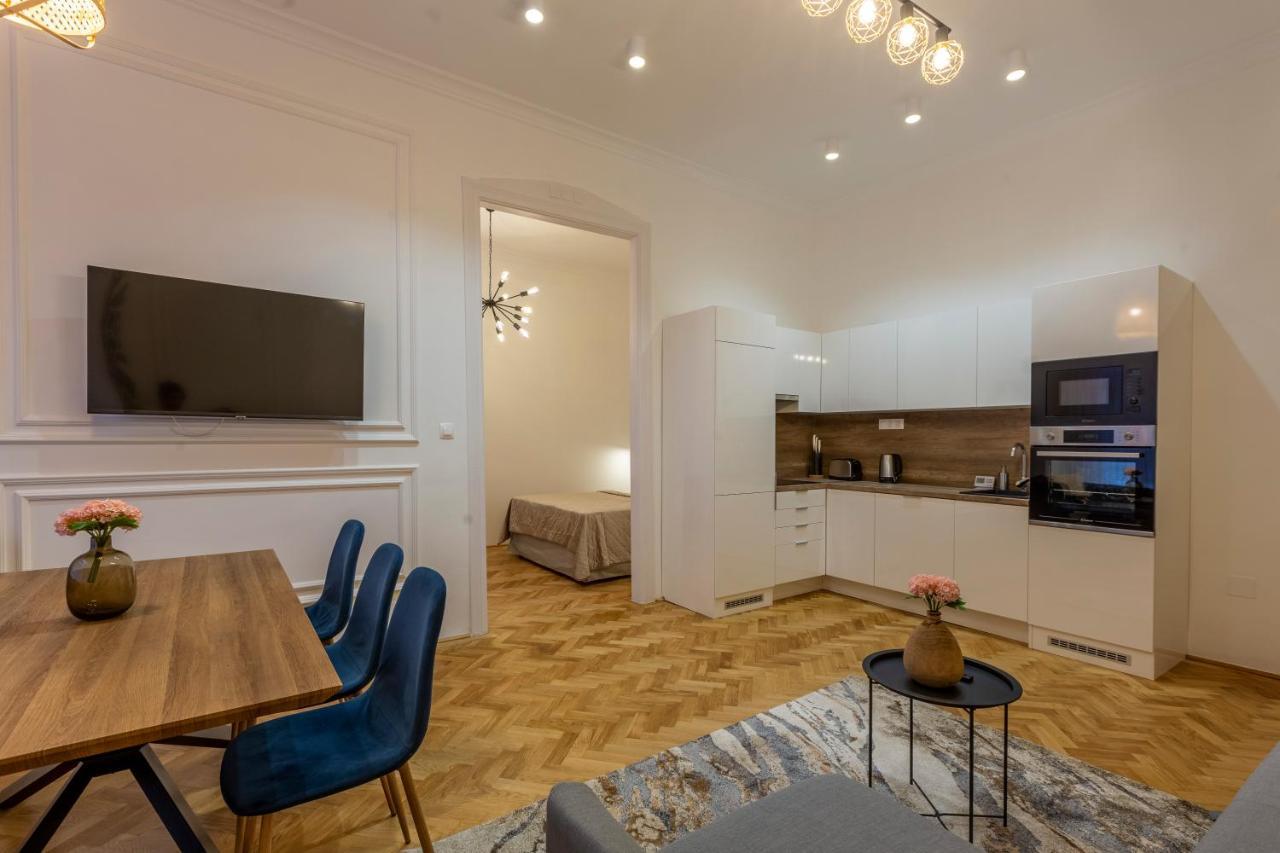 Glamorous Modern Apartment In The Hearth Of ブダペスト エクステリア 写真